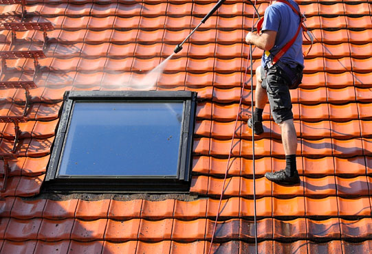 Les toitures nécessitent un entretien régulier par un nettoyage haute pression avant application d'un produit anti mousse par pulvérisation.